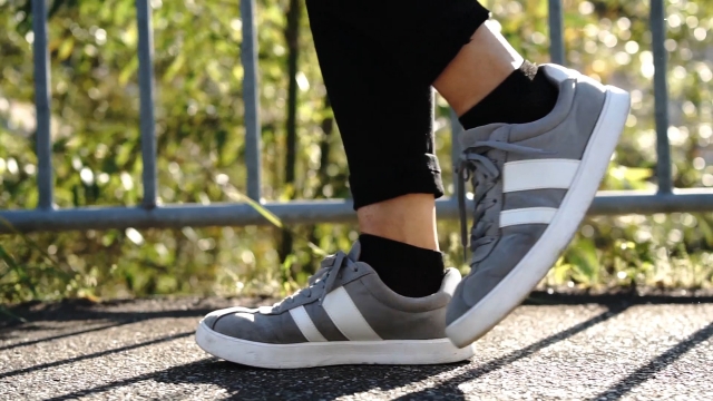 散歩中の人の足元