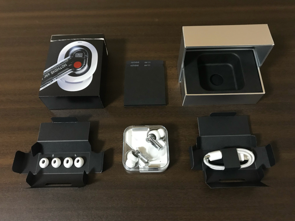 Nothing ear (1)の内容物