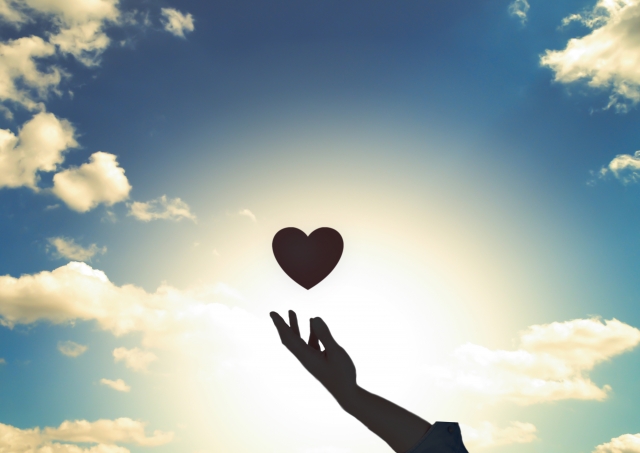 空に浮かべるハート