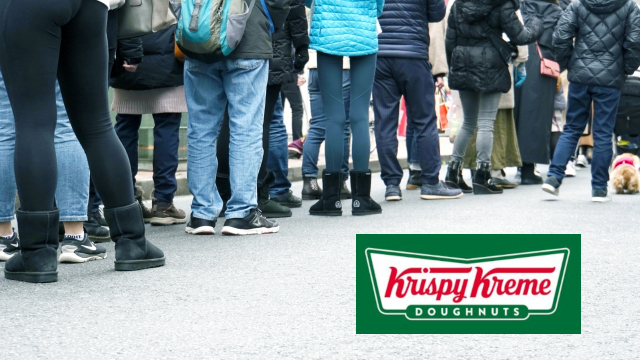 行列に並ぶ人々の足元